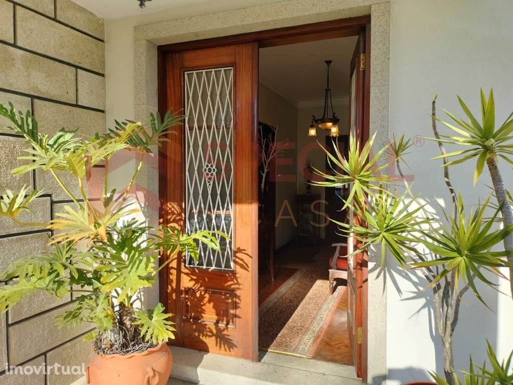 Moradia T7 inserida em terreno de 1950m2 no centro dos Carvalhos, P... - Grande imagem: 2/60