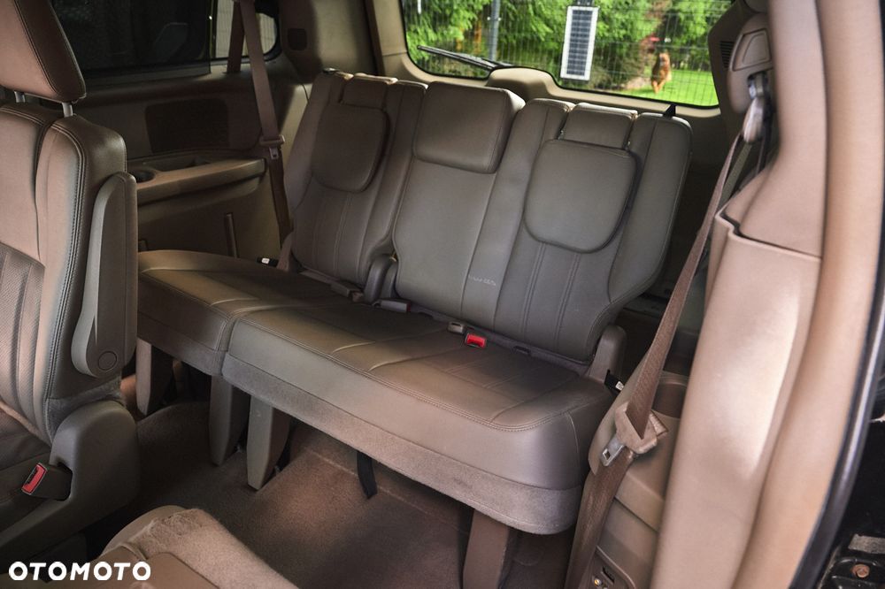 Chrysler Town & Country - 26