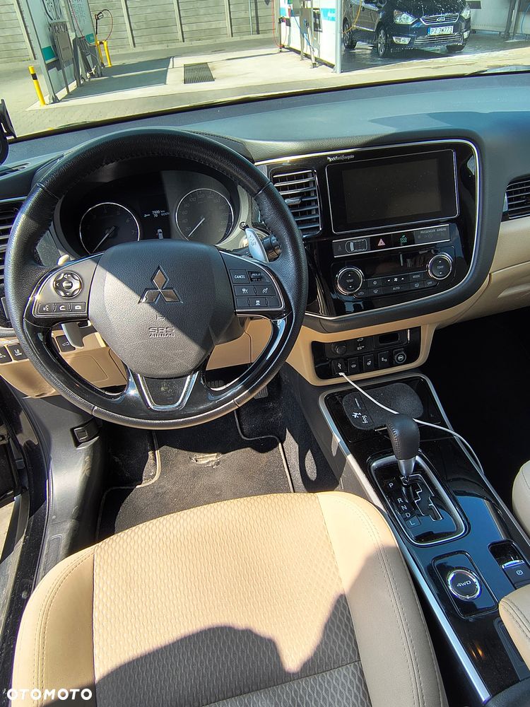 Mitsubishi Outlander 2.0 Instyle + 4WD CVT - 11