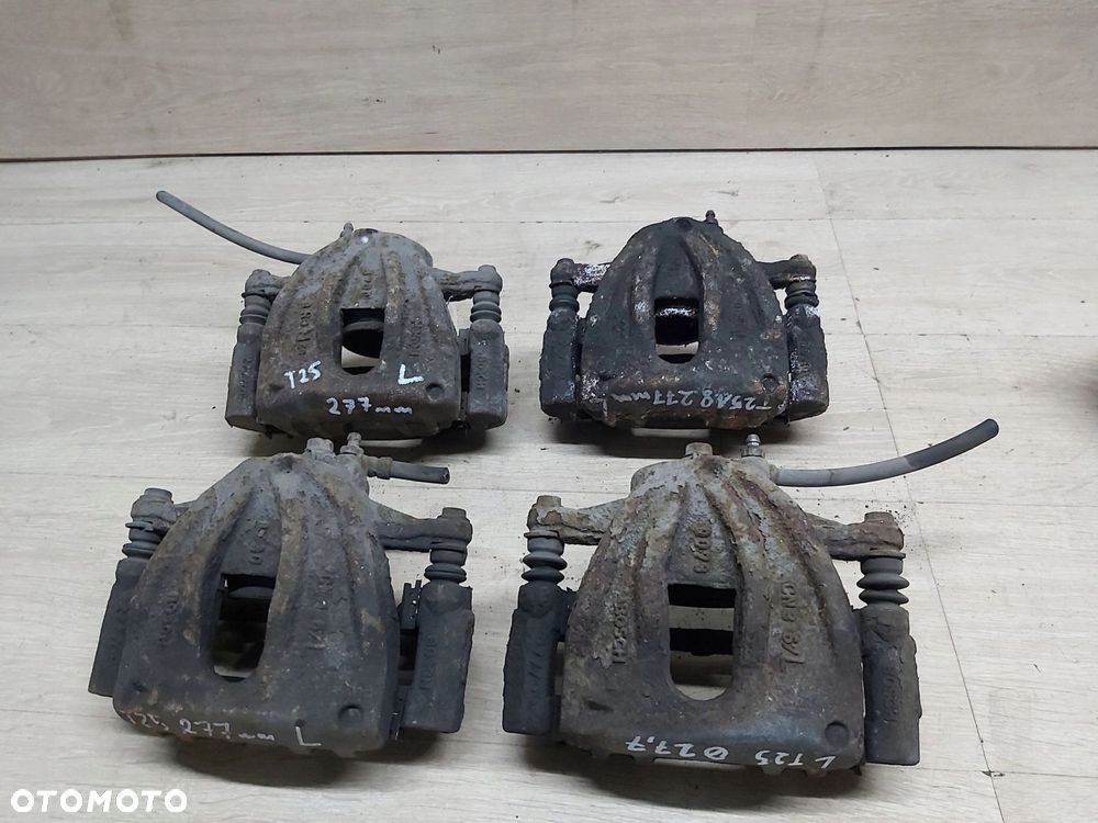 TOYOTA Avensis T25 1,6 1,8 Zacisk jarzmo lewy przód pod tarcze 275mm - 2
