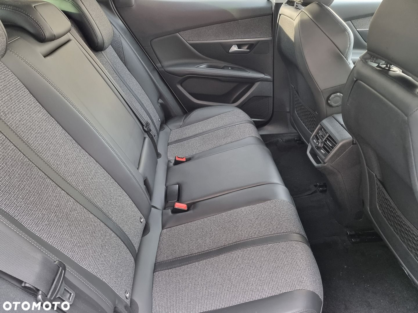 Peugeot 3008 1.2 PureTech Allure S&S EAT6 - 17