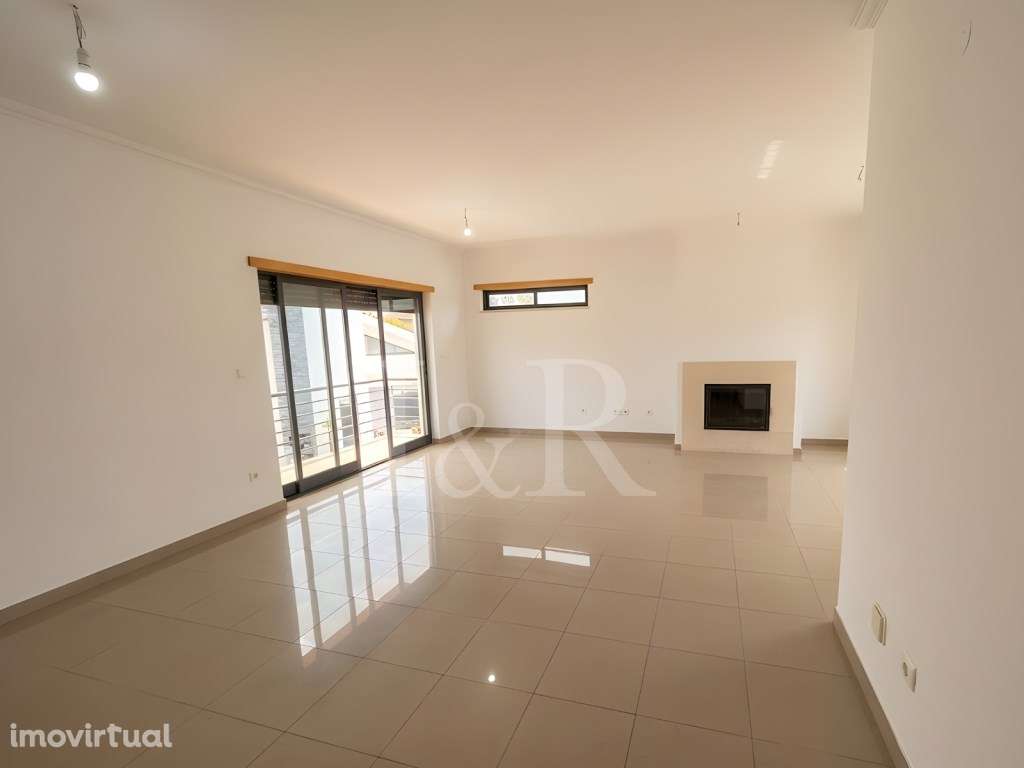 Moradia T5 com varandas, jardim e garagem no Feijó, Almada - Grande imagem: 2/37