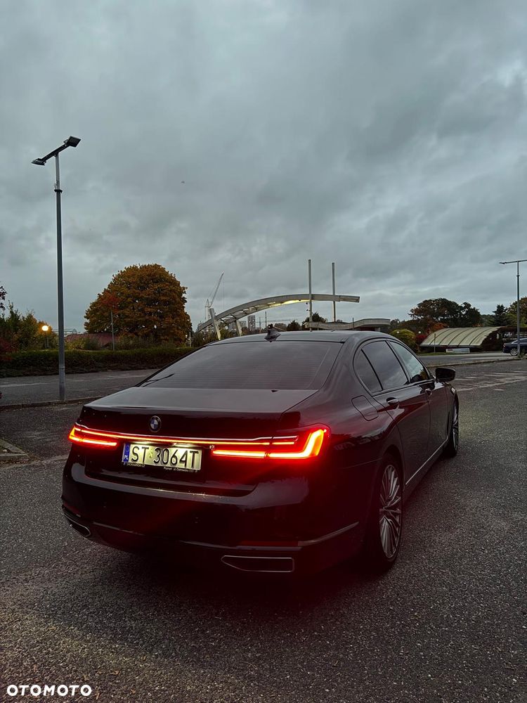 BMW Seria 7 730d xDrive mHEV - 12