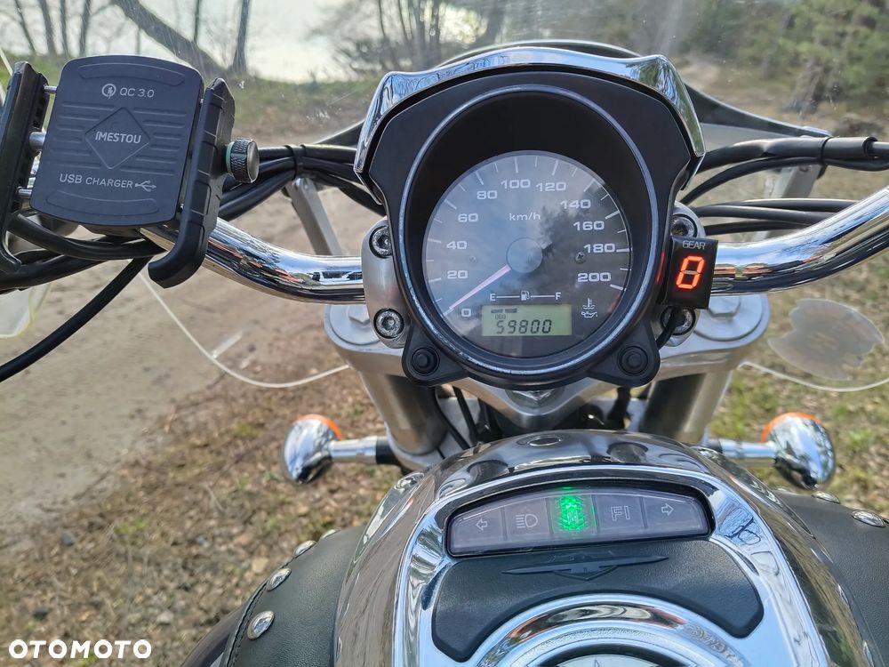 Suzuki Intruder - 8
