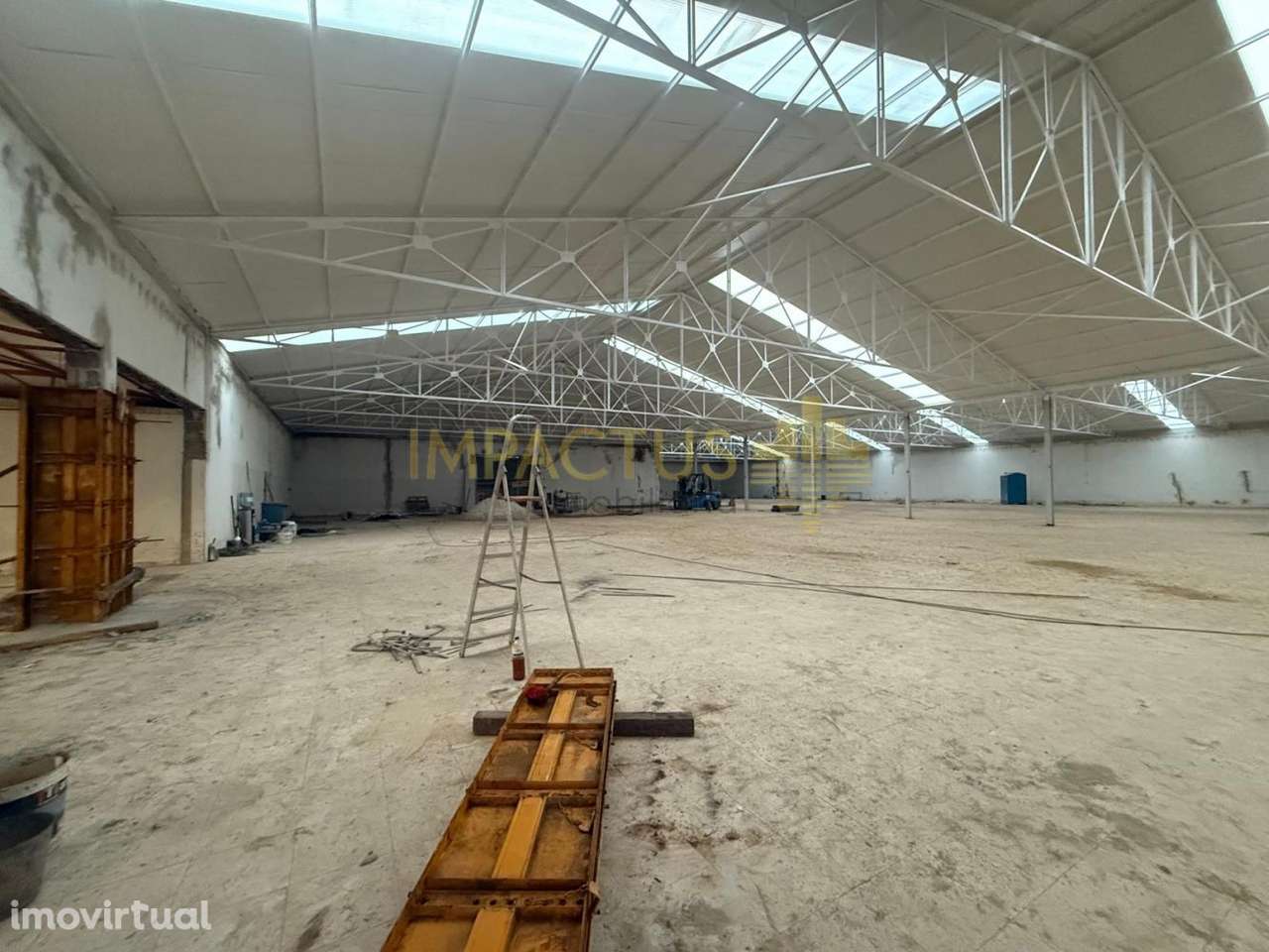 Armazém Industrial face à EN14 - Grande imagem: 4/15