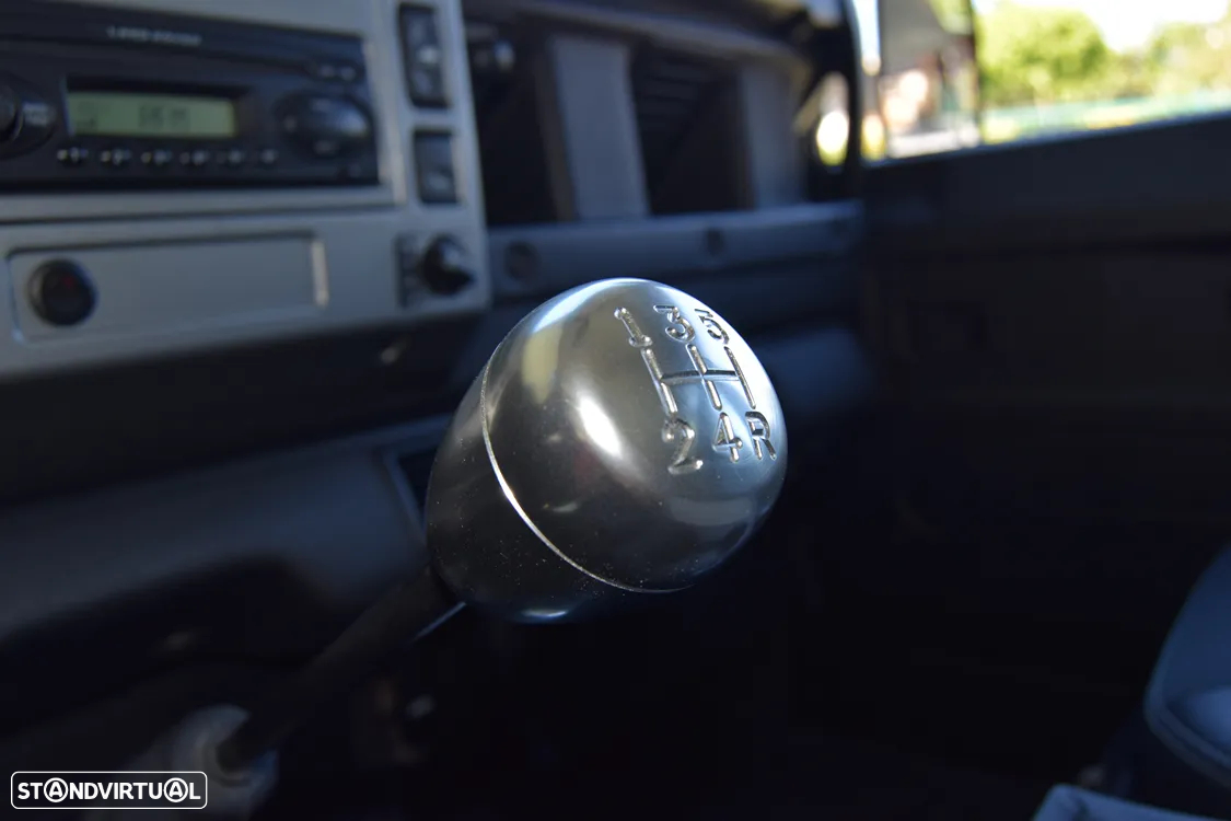 Land Rover Defender 110 SW 2.5 Td5 SE - 32