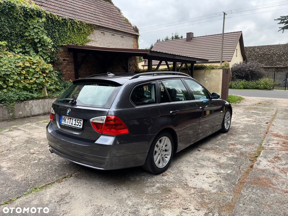 BMW Seria 3 318i Touring - 9