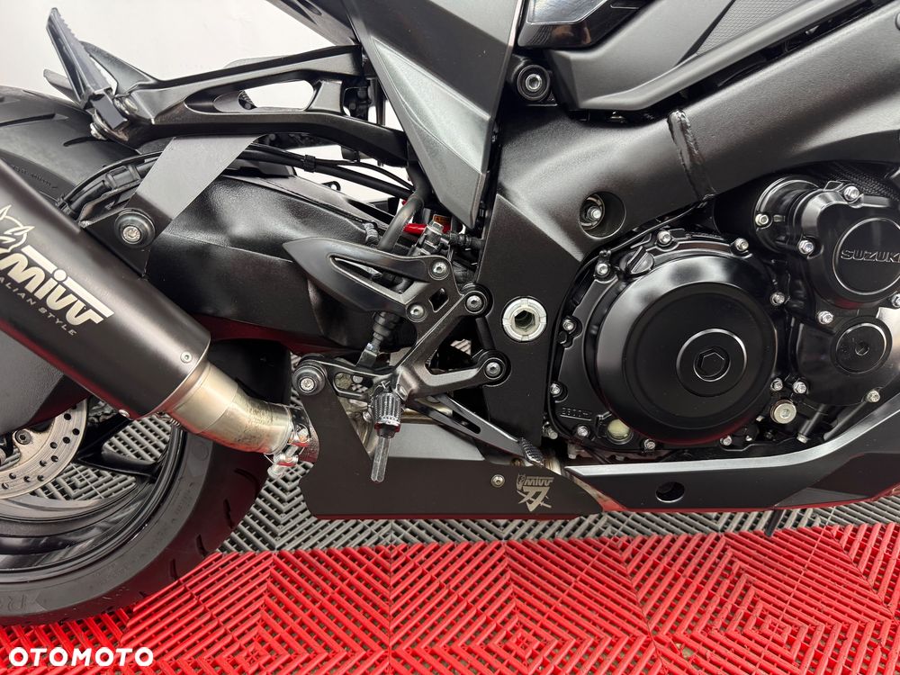 Suzuki GSX - 32