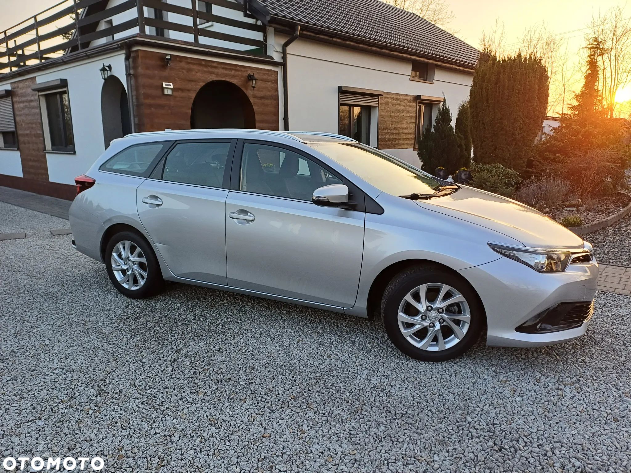 Toyota Auris 1.33 Dual-VVT-i Touring Sports - 1