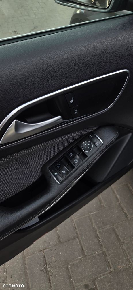 Mercedes-Benz GLA - 25