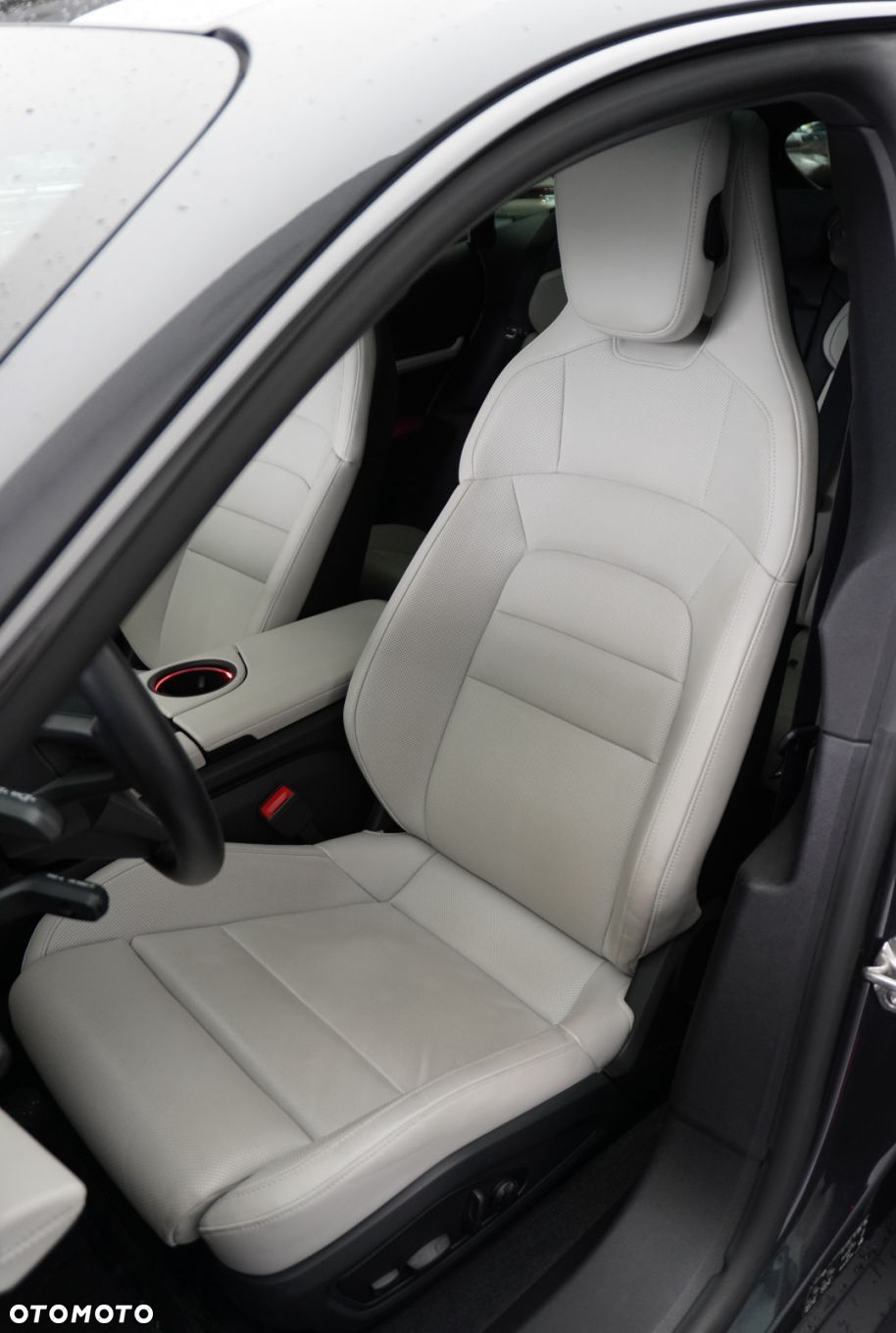 Porsche Taycan 4S Cross Turismo - 12