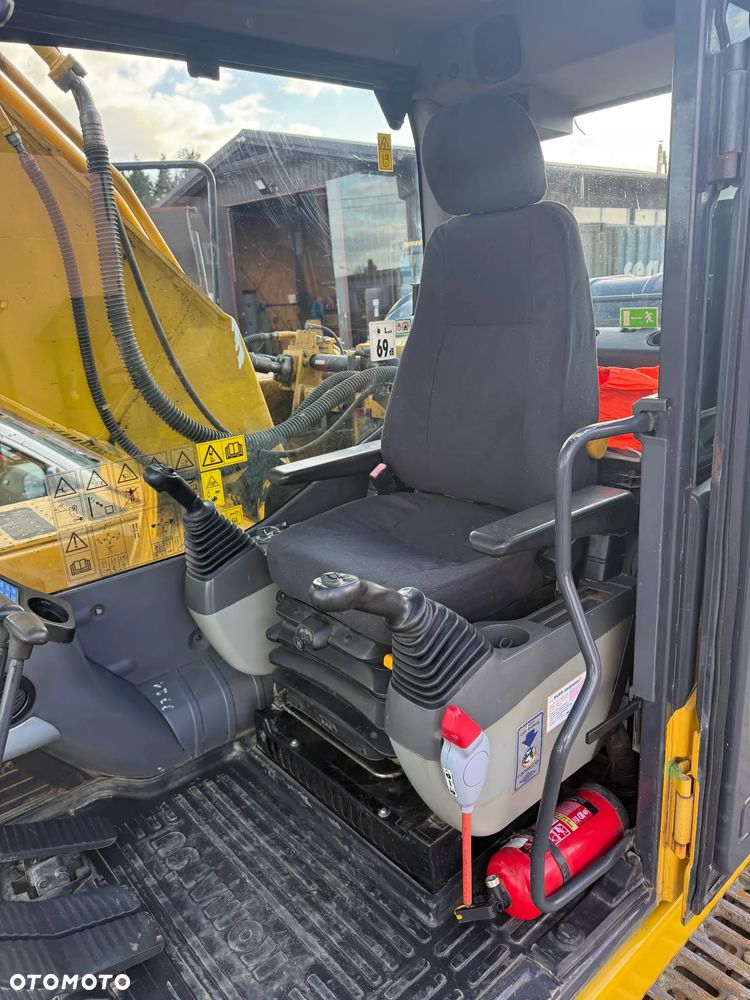 Komatsu PC210 -8 - 9