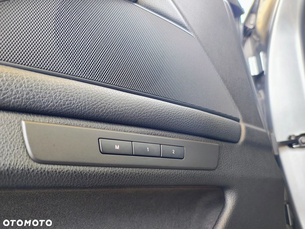 BMW Seria 5 550i Sport-Aut - 34