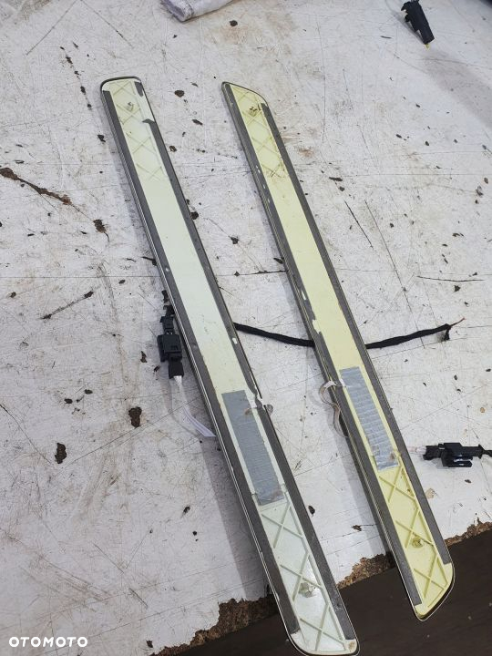 NAKLADKA LISTWA PROGOWA LED MERCEDES B W246 L R ORYGINAL DEMONTAZ - 3