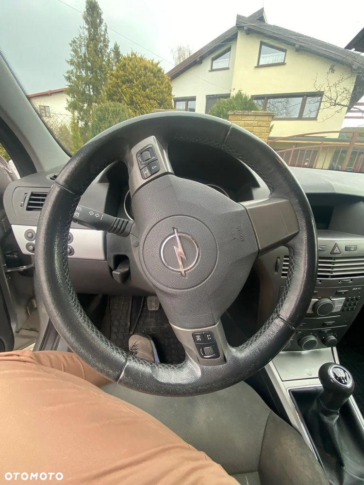 Opel Astra III GTC 1.6 Enjoy - 12