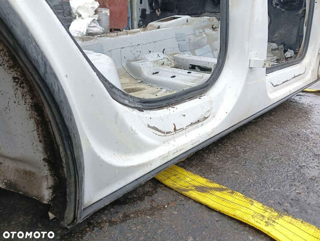 PRÓG PRAWY SŁUPEK ŚRODKOWY AUDI Q5 8R LIFT (2012-2016) KOD LAKIERU LY9C - 2