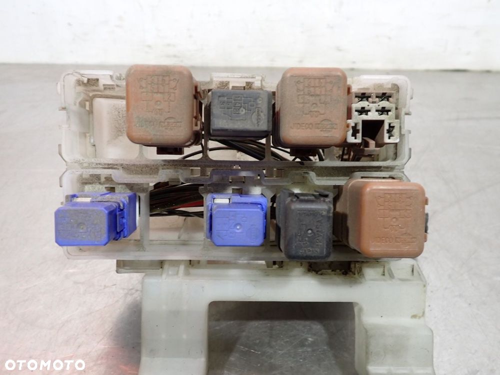 SKRZYNKA PRZEKAŹNIKÓW NISSAN X-TRAIL I - 7