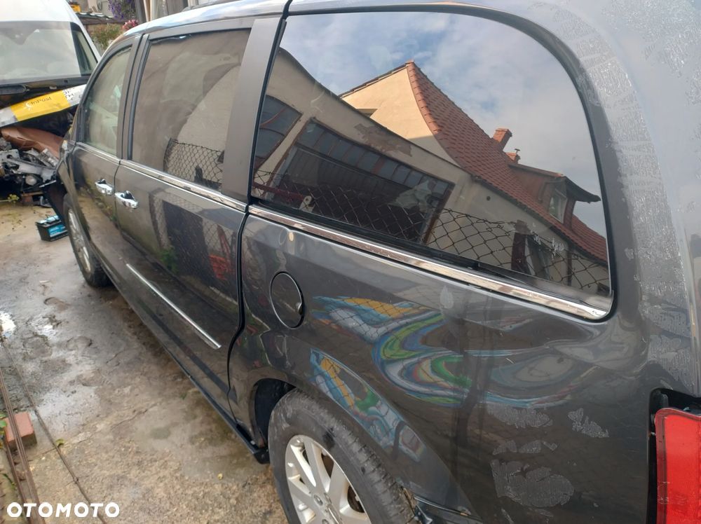 Chrysler Town & Country - 4