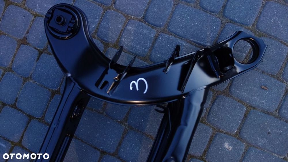 BELKA TYLNEGO ZAWIESZENIA MERCEDES W204,W212 BDB 3 - 2