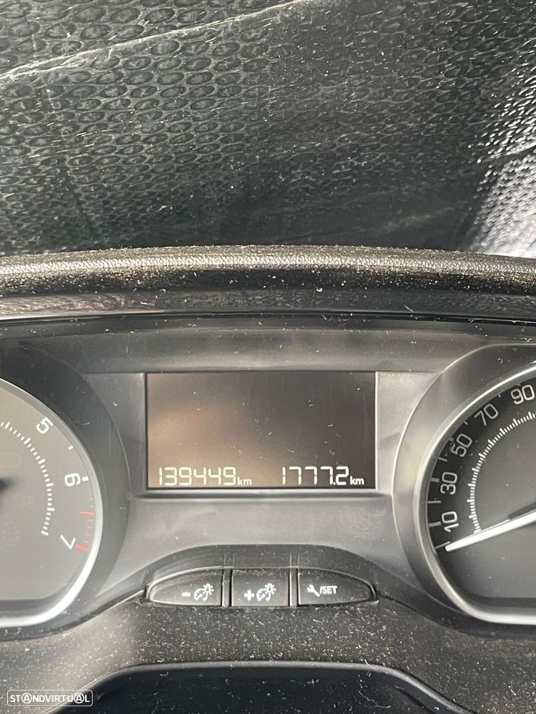 Peugeot 208 1.2 PureTech Signature - 8