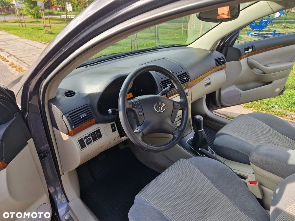 Toyota Avensis - 16