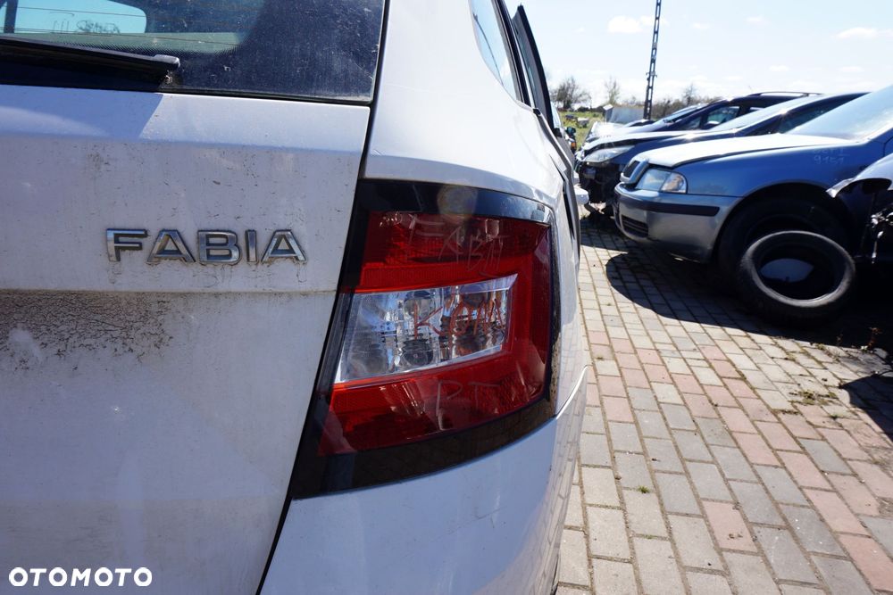 LAMPA TYLNA PRAWA FABIA III NJ3 KOMBI 6V9945112 SKODA 2014-2018 - 2