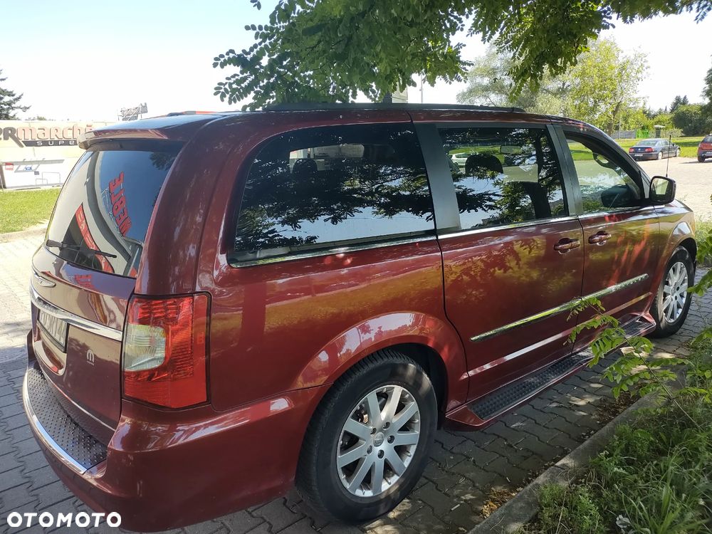Chrysler Town & Country - 7