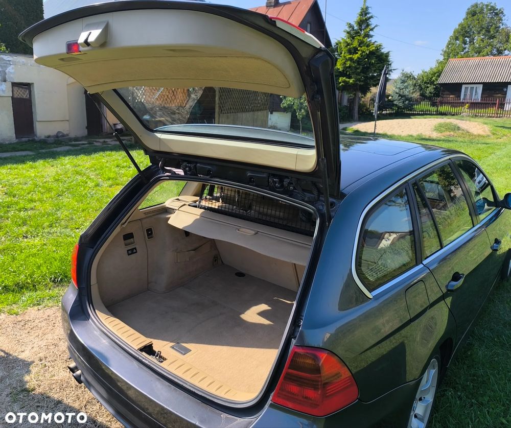 BMW Seria 3 325xi Touring - 9