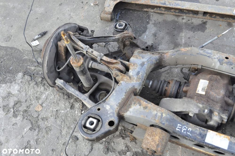 BMW E82 2.0d ZAWIESZENIE BELKA TYŁ MOST 7572804 3.15 PÓŁOSIE +ZACISKI - 2