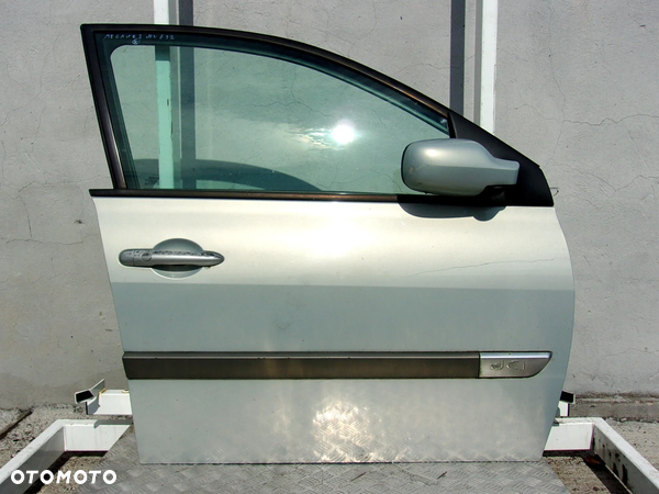 Renault Megane II KOMBI drzwi prawy przód MV632