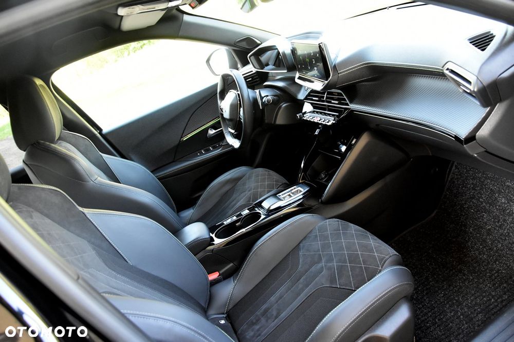 Peugeot 2008 PureTech 130 EAT8 GT - 25