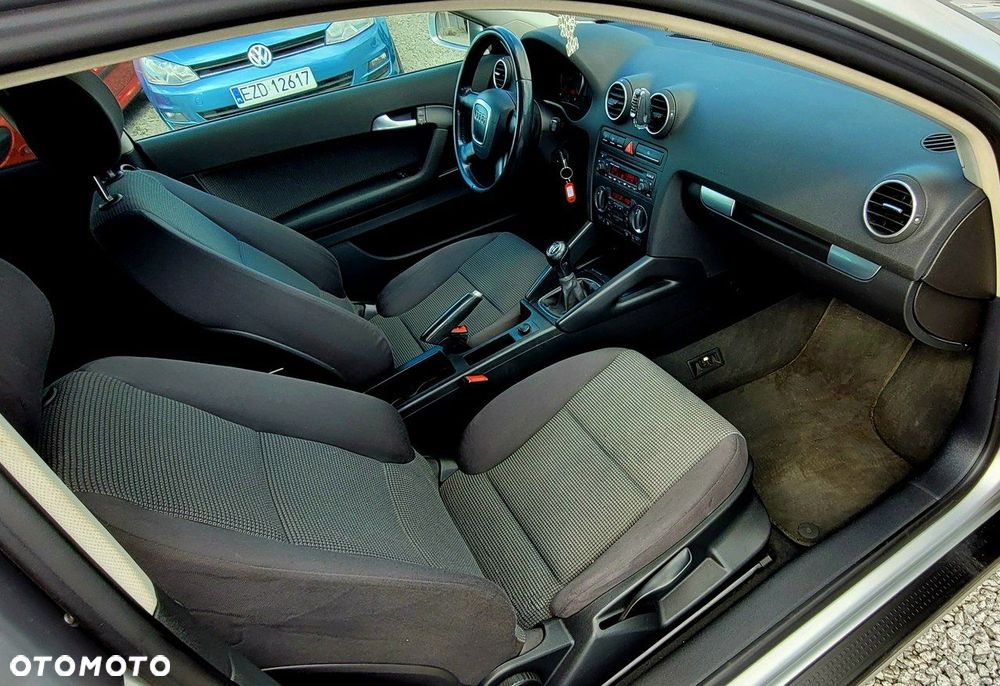Audi A3 3-drzwiowe 1.6 FSI Attraction - 9