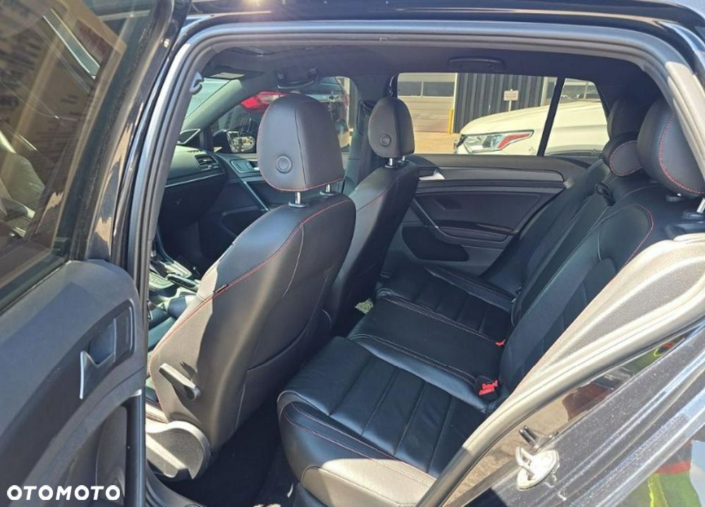 Volkswagen Golf - 10