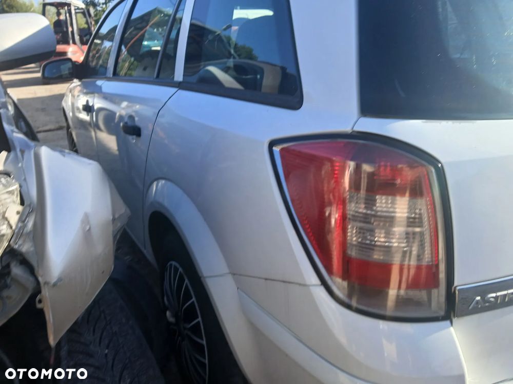 Astra H Kombi z40r maska pokrywa silnika klapa bagażnika zderzak lampa reflektor pas przedni stop lampy halogeny przeciwmgłowe odblaski grill atrapa znaczek błotnik błotniki drzwi - 4