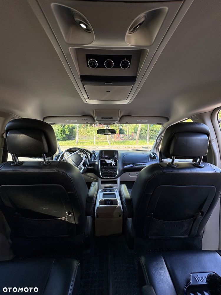 Chrysler Town & Country - 13