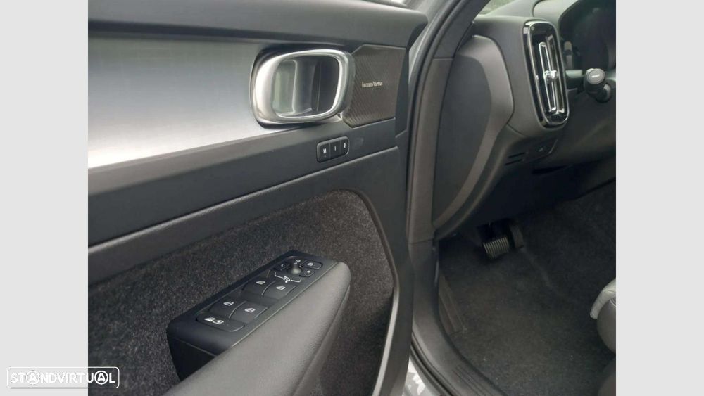 Volvo XC 40 2.0 B3 Plus Dark - 28