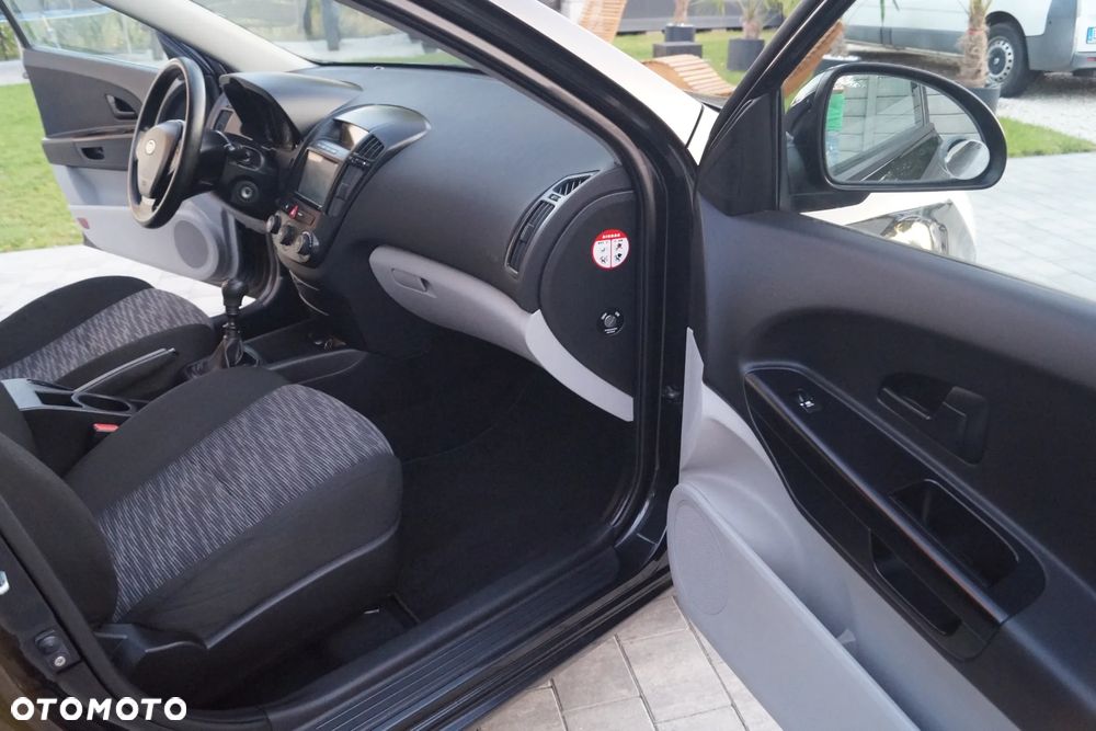 Kia Ceed - 34