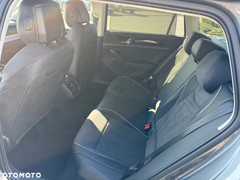Volkswagen Passat 2.0 TDI SCR 4Mot Elegance DSG - 13