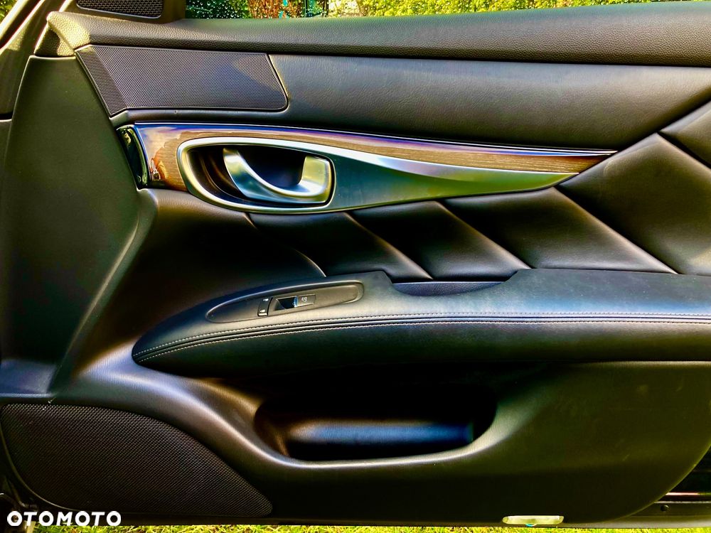 Infiniti Q70 - 17