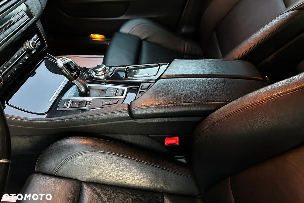 BMW Seria 5 525d xDrive Sport-Aut - 27