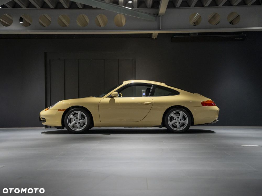 Porsche 911 Carrera - 2