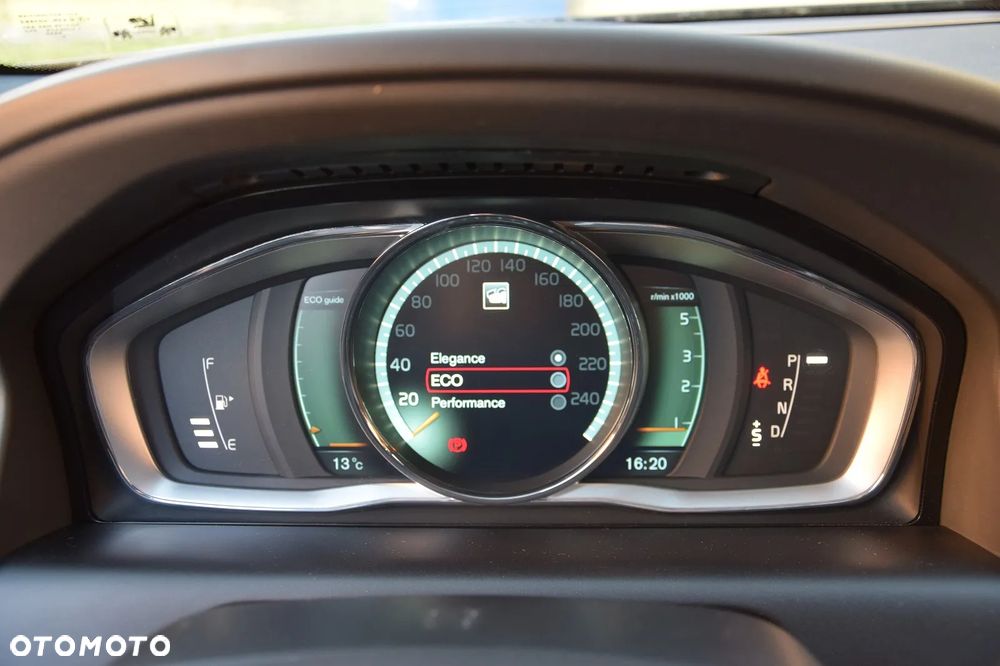 Volvo XC 60 D5 AWD Geartronic Momentum - 24