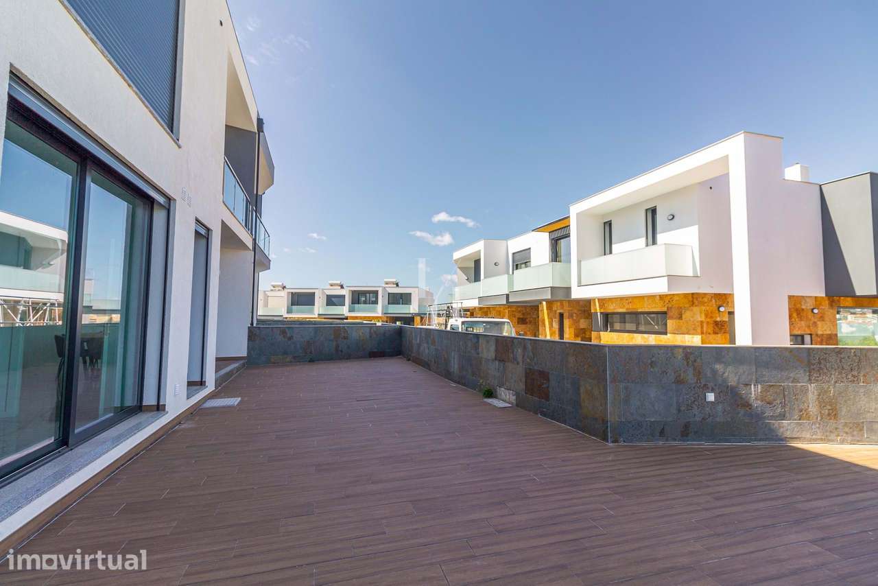 Moradia V4 geminada com piscina em condomínio na Branqueira, Albufeira - Grande imagem: 5/20