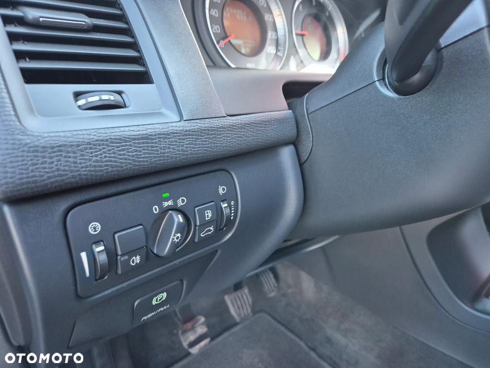 Volvo XC 60 2.4D AWD Momentum - 36