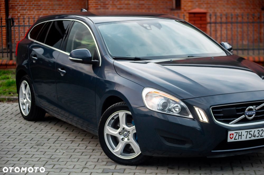 Volvo V60 T6 AWD Geartronic Momentum - 4