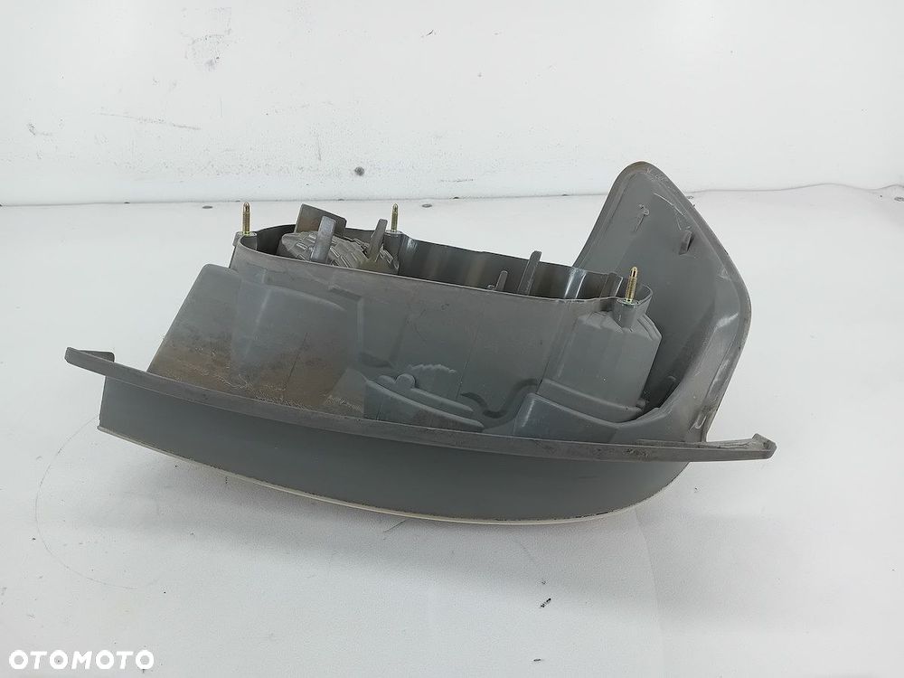 LAMPA TYLNA PRAWA TOYOTA COROLLA VERSO II - 4