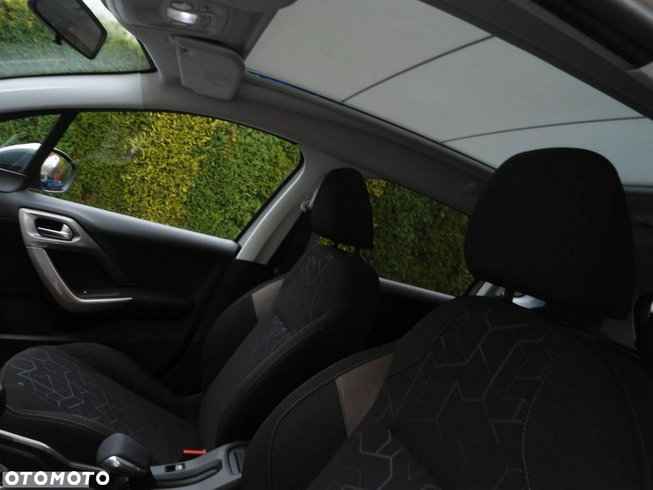 Peugeot 2008 1.6 e-HDi Allure S&S - 32