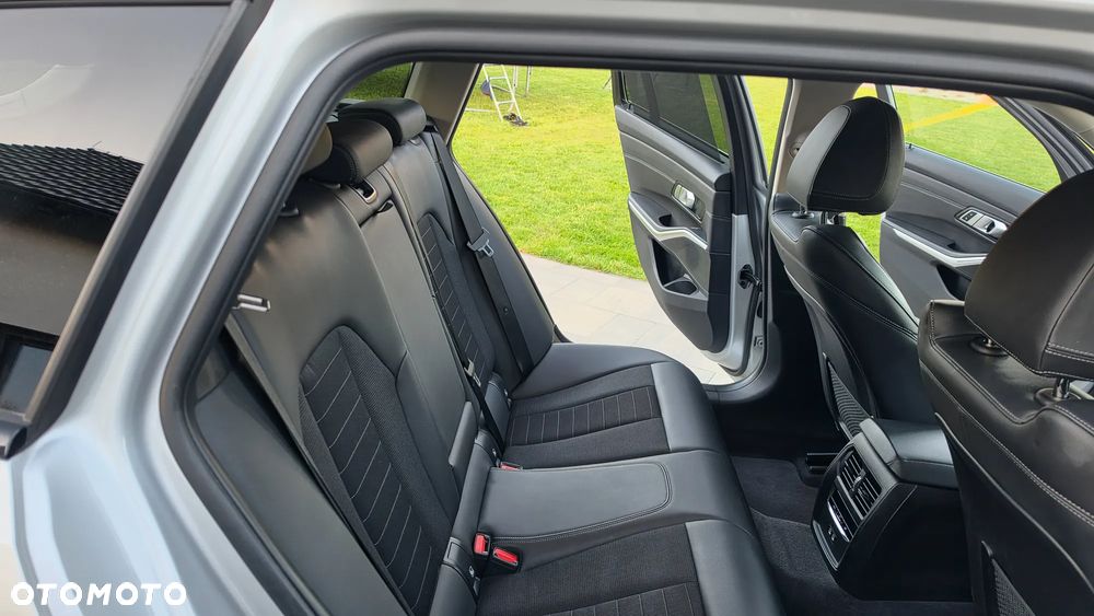 BMW Seria 3 318d Edition M Sport Shadow - 15