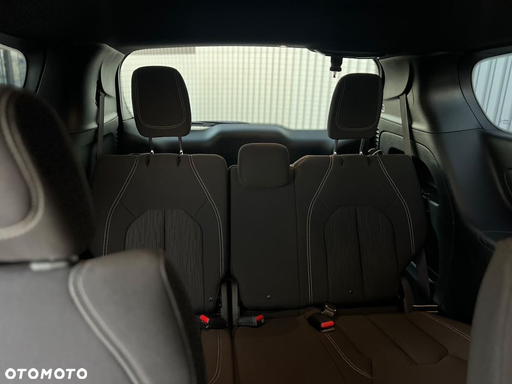Chrysler Pacifica - 11
