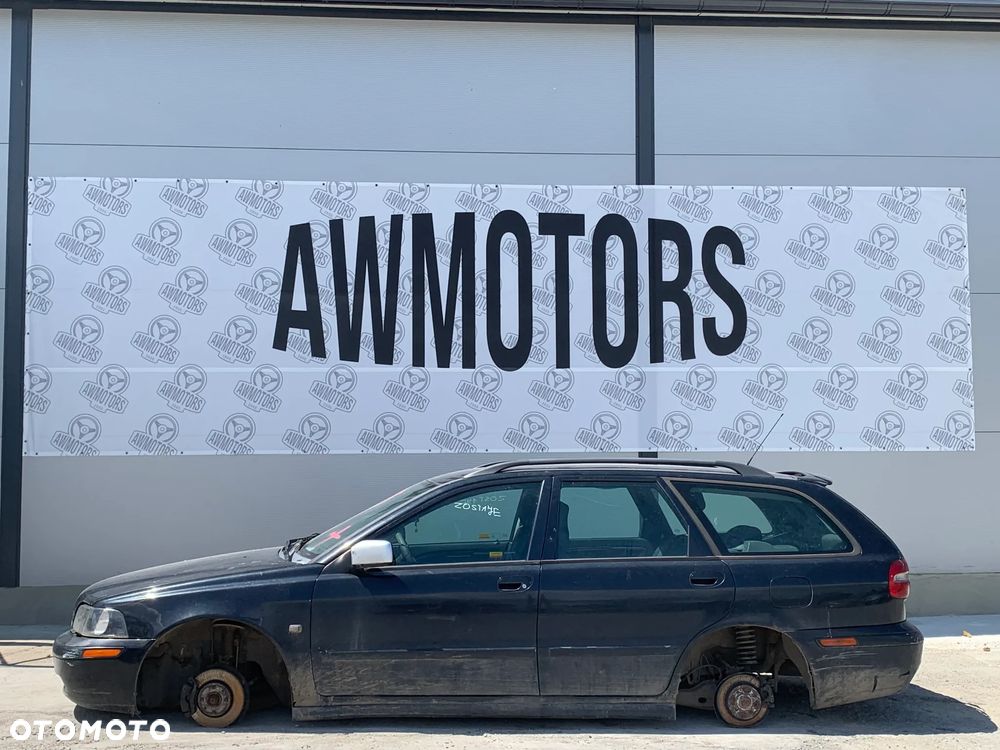 VOLVO V40 2001 *SAMOCHÓD NA CZĘŚCI* 1206  MASKA, LAMPA, DRZWI, LUSTERKO, ZDERZAK, GRILL, BŁOTNIK, KLAPA, BELKA, DESKA, FOTELE, KANAPA, ĆWIARTKA KIEROWNICA, TARCZE, ZACISKI, ZAWIESZENIE, KOMPLETNY PRZÓD, KOMPLETNY TYŁ, LICZNIK, ZEGARY, PRAWE LEWE PRZÓD TYŁ - 4